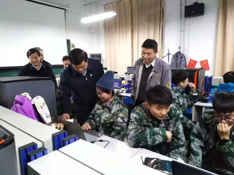 赵校长视察3D打印学生实训.jpg
